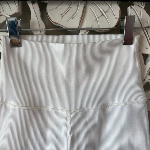 Aerie Offline 7" White Ribbed Bike Short - NWOT - Picture 2 of 4